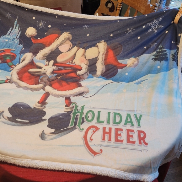 Disney Mickey & Minnie Throw - Picture 3 of 15